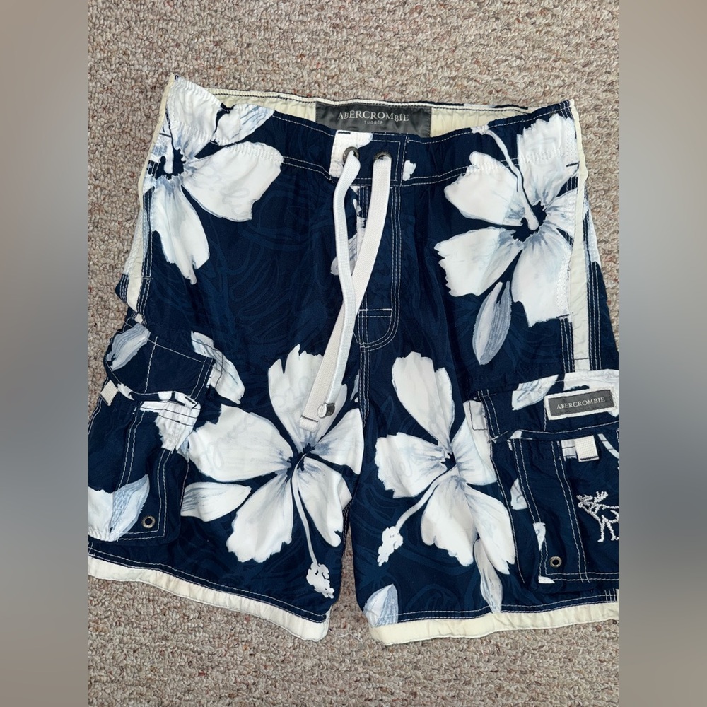 Vintage Abercrombie & Fitch Men's Dark Blue Floral Cargo Shorts M